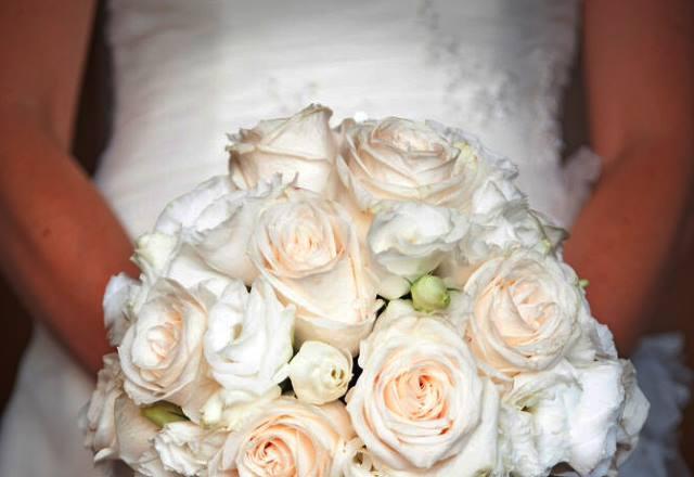 bouquet_sposa_rose_bianche