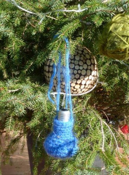 Incantevole lampadina ricoperta a maglia